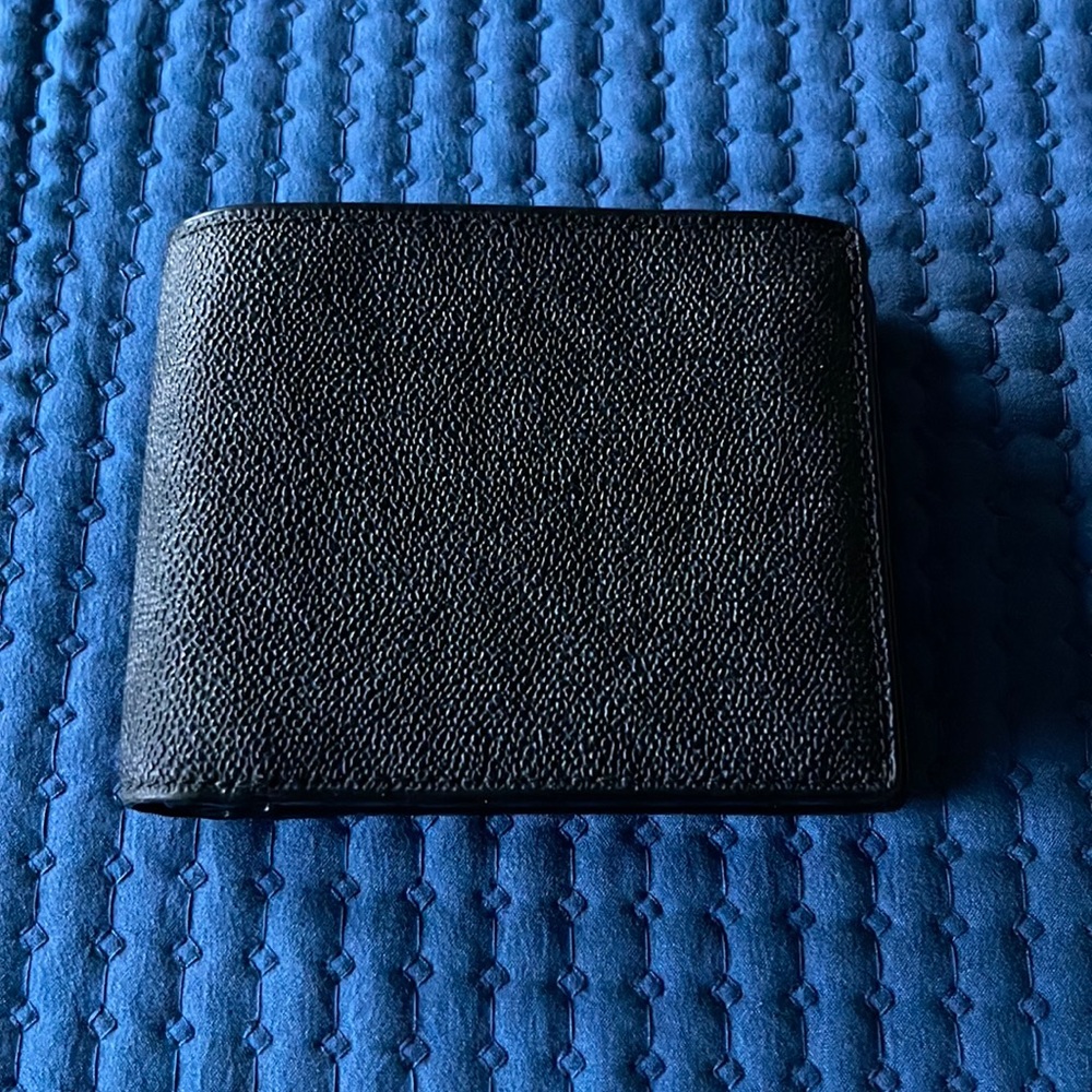 Men’s Michael Kors Bifold wallet. Used very minimally. In perfect conditions.